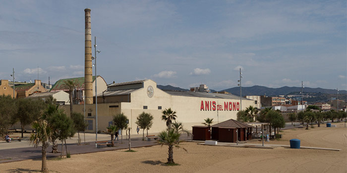 Fabrique moderniste de la liqueur Anís del Mono, à Badalona