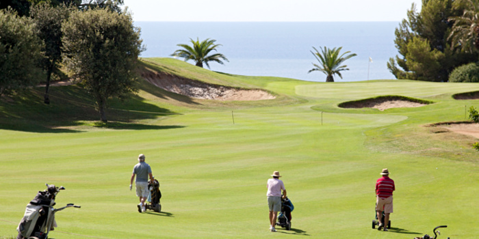 El buen clima del Mediterráneo permite jugar a golf todo el año