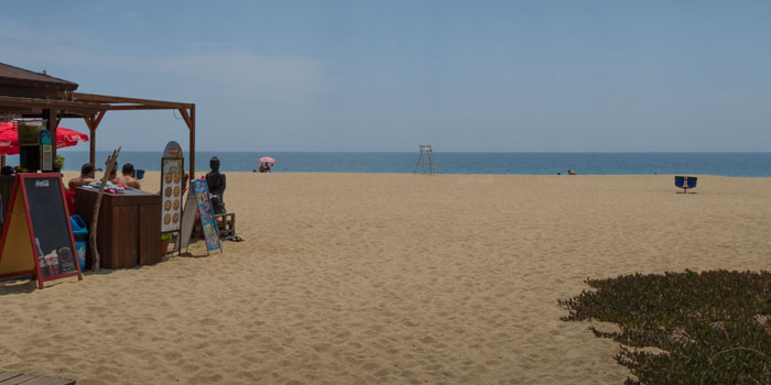 Пляж Масноу, один из песчанных пляжей Маресме, отмеченных голубым флагом