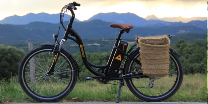 Bicicleta elèctrica amb alforges