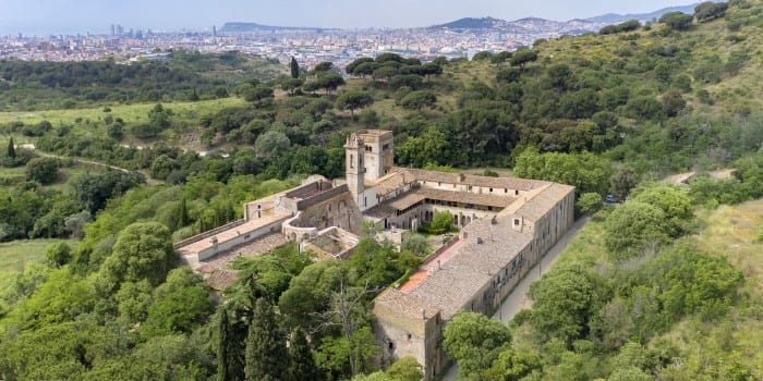 Sant Jeroni de la Murtra amb Barcelona al fons Sant Jeroni de la Murtra