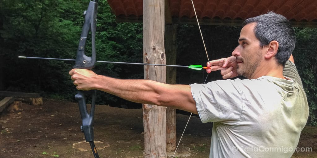 Turisme actiu Salta Conmigo Montseny Tir amb arc al parc d'aventura