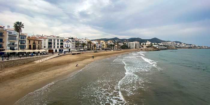Panoràmica de la platja de Sitges Platja de Sant Sebastià (Sitges)