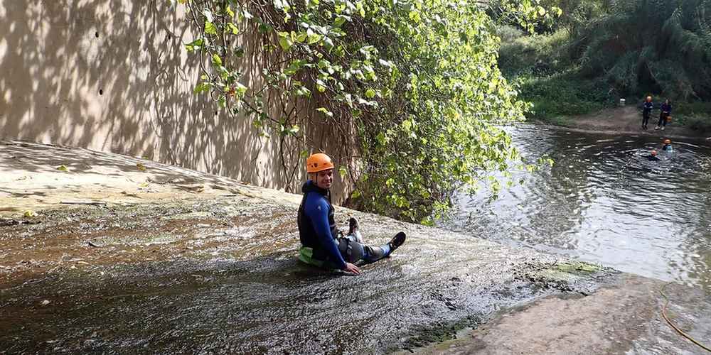 Una imatge d'una persona practicant barranquisme iniciació a Castellar del Vallès (Fotografia: Pyrenees Extreme) Una imagen de una persona practicando barranquismo de iniciación en Castellar del Vallès (Fotografía: Pyrenees Extreme)