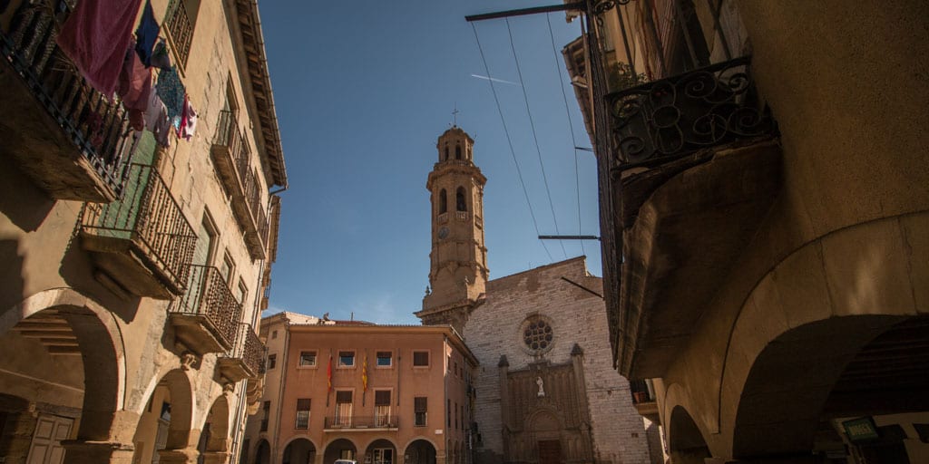 Visita del campanar de Calaf des de la plaça El campanario de Calaf, en la Anoia