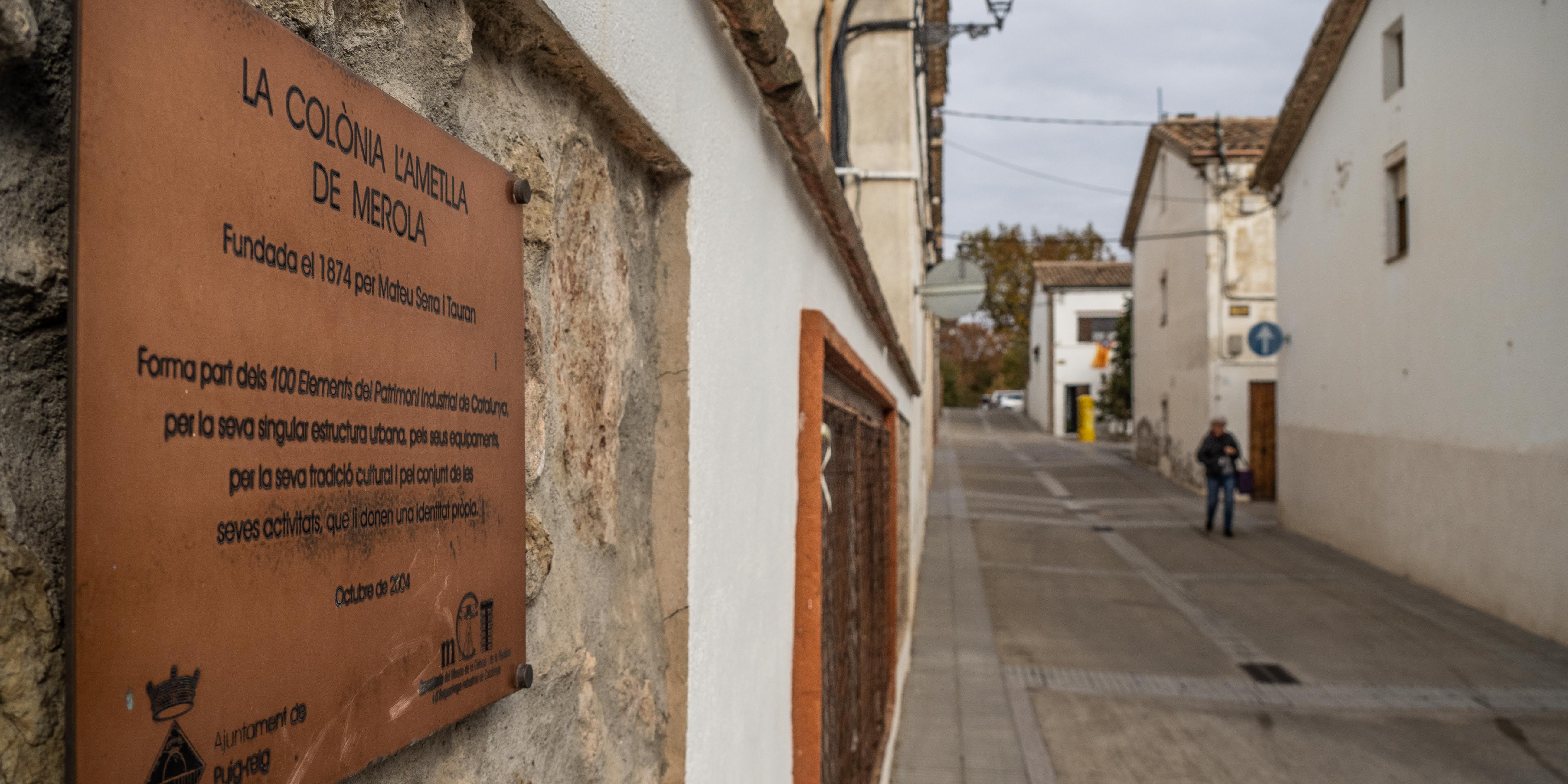 Una imatge d'un cartell de la ruta de les colònies textils a l'Ametlla de Merola (Fotografia: Bernat Figueras) Una imatge d'un cartell a l'Ametlla de Merola de la ruta de les Colònies tèxtils del Llobregat