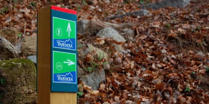 Una imatge d'una fita de la ruta Tourdera 