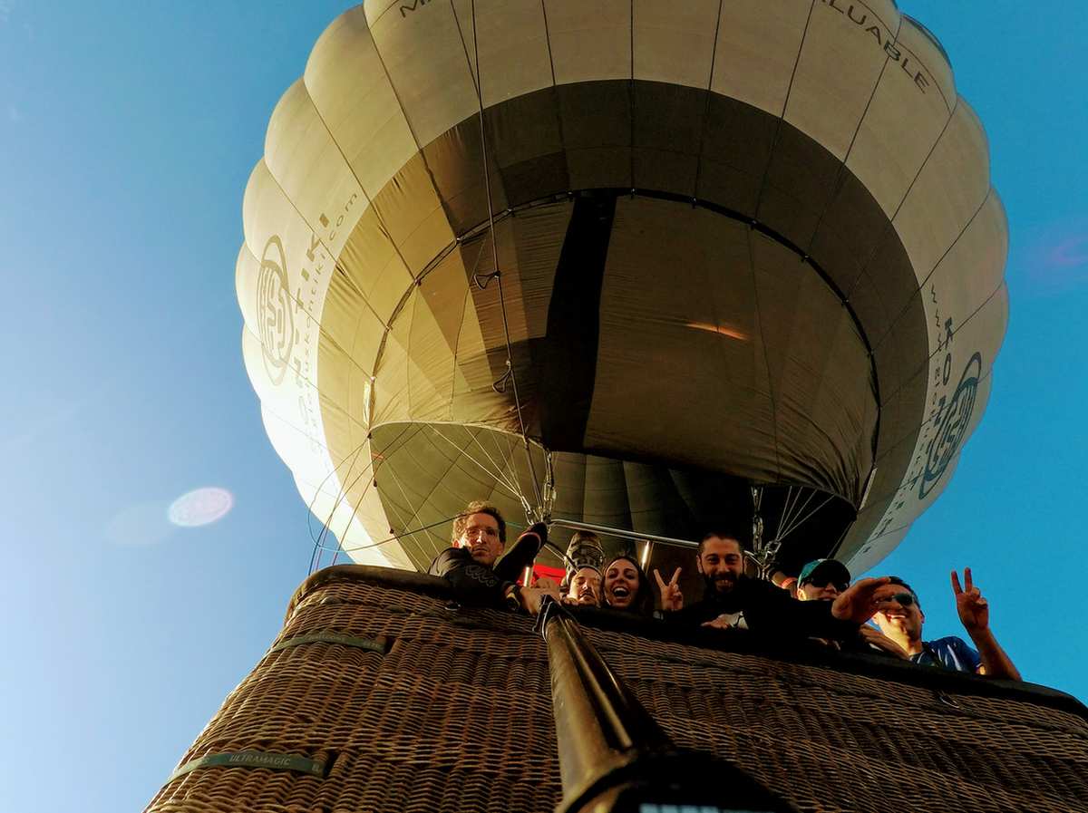 Una imatge d'un grup de persones abans de sobrevolar amb globus (Fotografia: Kon-Tiki) Una imagen de un grupo antes de vivir la experiencia de volar en globo (Fotografía: Globus Kon-Tiki)
