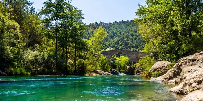 Una imatge del tram de la via verda del Pont del Pedret a Cal Rosal. Una imatge del Pont del Pedret en un tram de la via verda