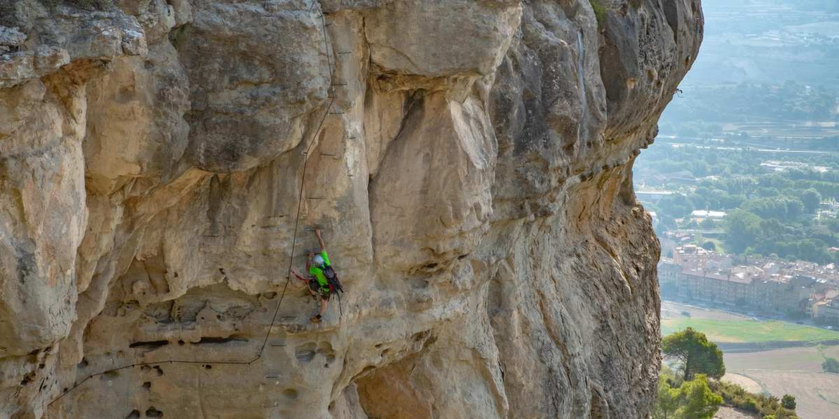 Una imatge de la Via Ferrata de Centelles (Fotografia: Josep Maria Parareda) Una imagen de la Via Ferrata de Centelles (Fotografía: Josep Maria Parareda)