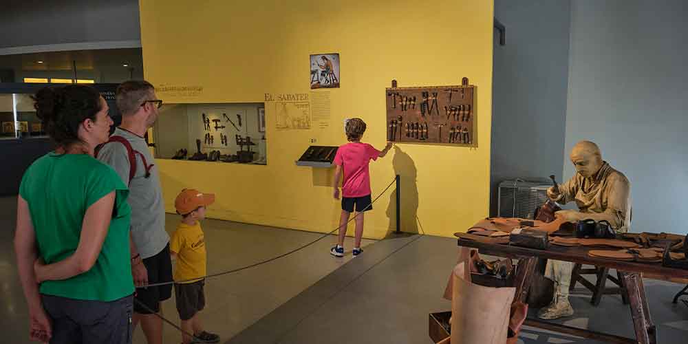Visites per dins al Museu de la Pell.