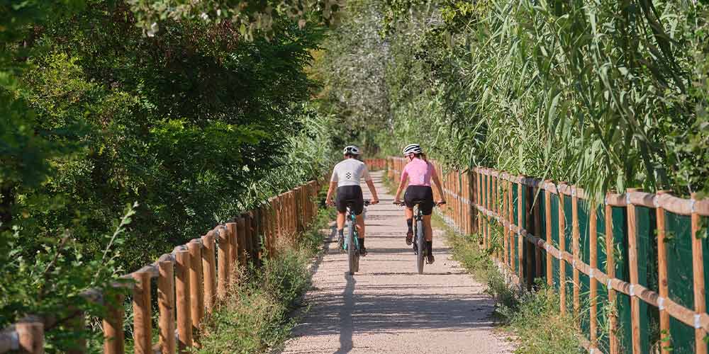 <p>A peu o en bicicleta. </p>