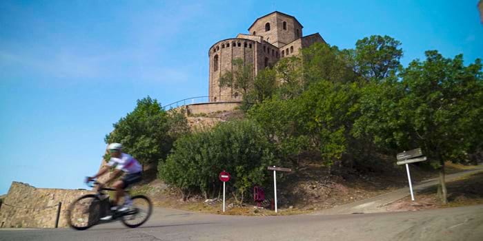 Cicloturisme. Ciclista de carretera al Castell de Cardona