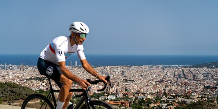 Tomi Messer practicant el ciclisme amb Barcelona de fons Barcelona from Collserola