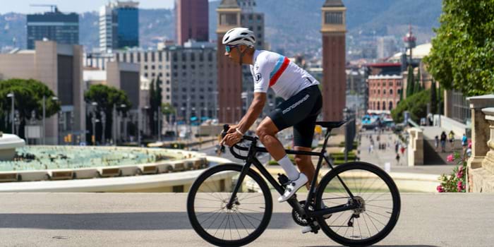 Ciloturisme. Ciclista a l'Avinguda de Maria Cristina de Barcelona