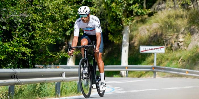 Tomi Messer practicant el ciclisme en una carretera de muntanya Tomi Misser