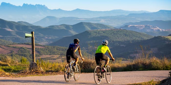 <p>Ciclistas en carretera con Montserrat de fondo</p>