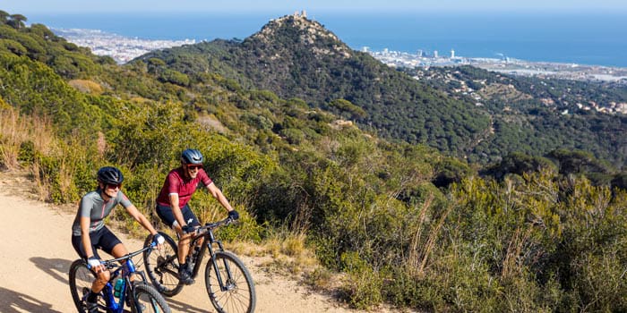 Cicloturistes en BTT en una ruta pel Maresme amb el mar de fons NOTA: No és de Walden En BTT por el Maresme