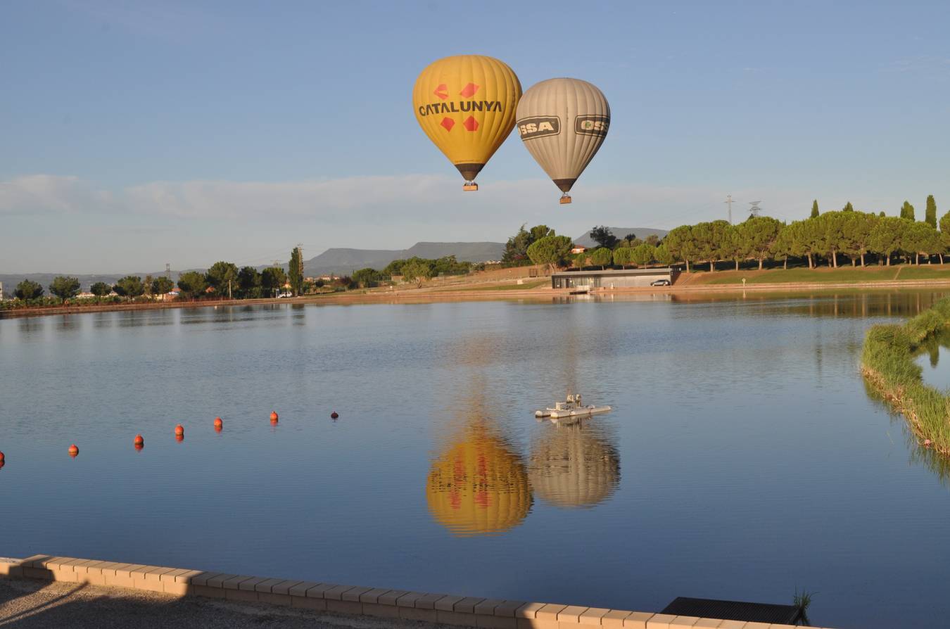 Una imatge de dos globus sobrevolant la comarca del Bages (Fotografia: Kon-Tiki)