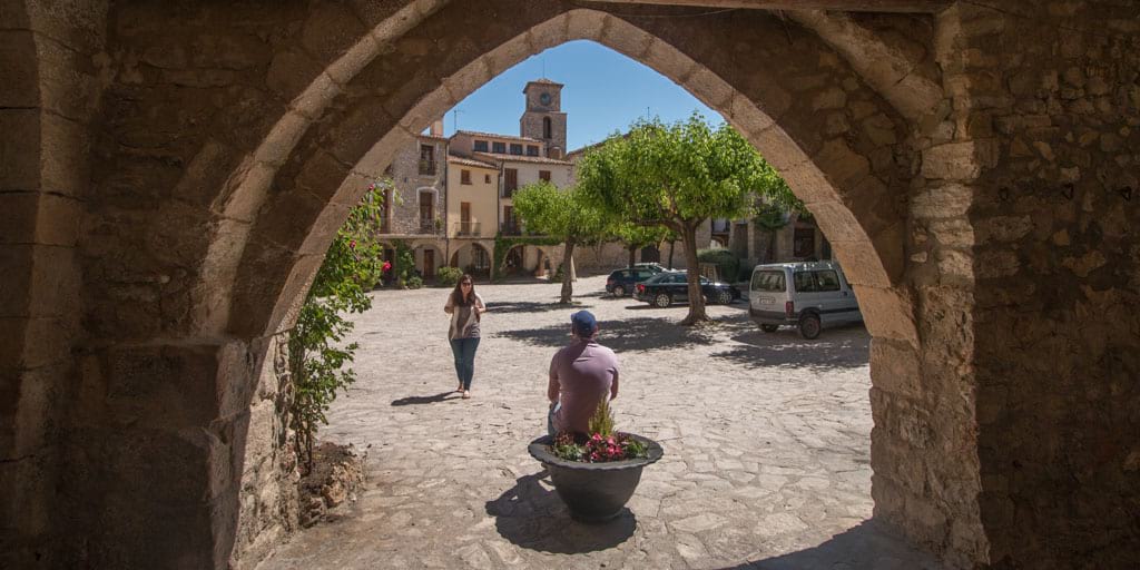 Plaça porticada de la Llacuna