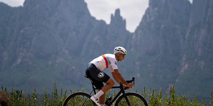 Ciclista ante Montserrat