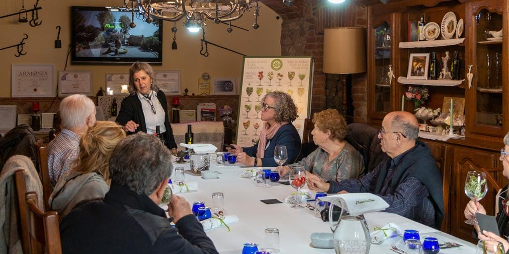 Tast d'oli a la Masia Can Viver