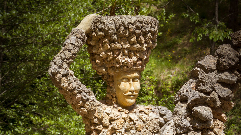 Jardins Artigas, detall d'una estàtua de pedra