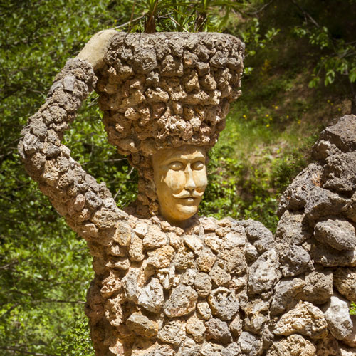 Jardins Artigas, detall d'una estàtua de pedra