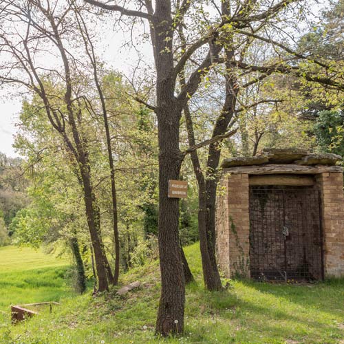 Exterior d'una de les Poues de la Ginebreda