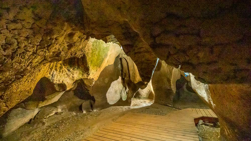 Interior de les Coves del Toll a Moià