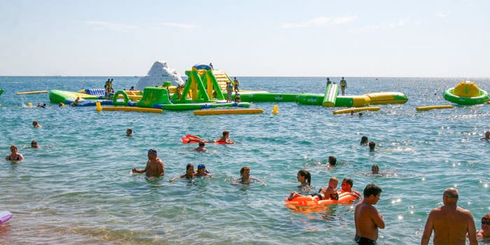 Platja de Sant Susanna amb activitats nàutiques i de lleure